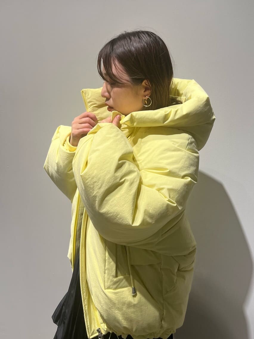 ブラック系のブーツ、イエロー系のダウンジャケット/コート、グレー系のニット/セーターを着用したレディースの秋コーディネートの5枚目の写真