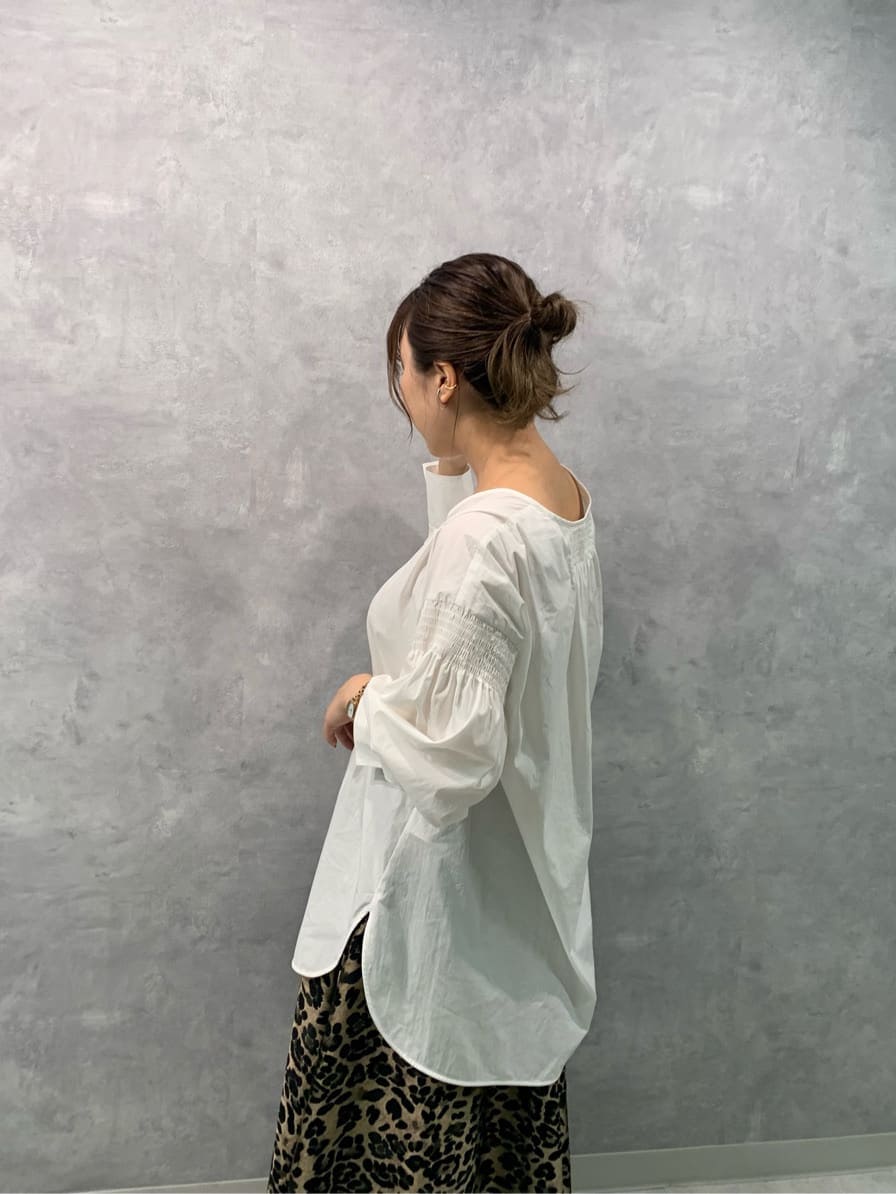 その他のスカート、ホワイト系のニット/セーターを着用したレディースの秋コーディネートの4枚目の写真