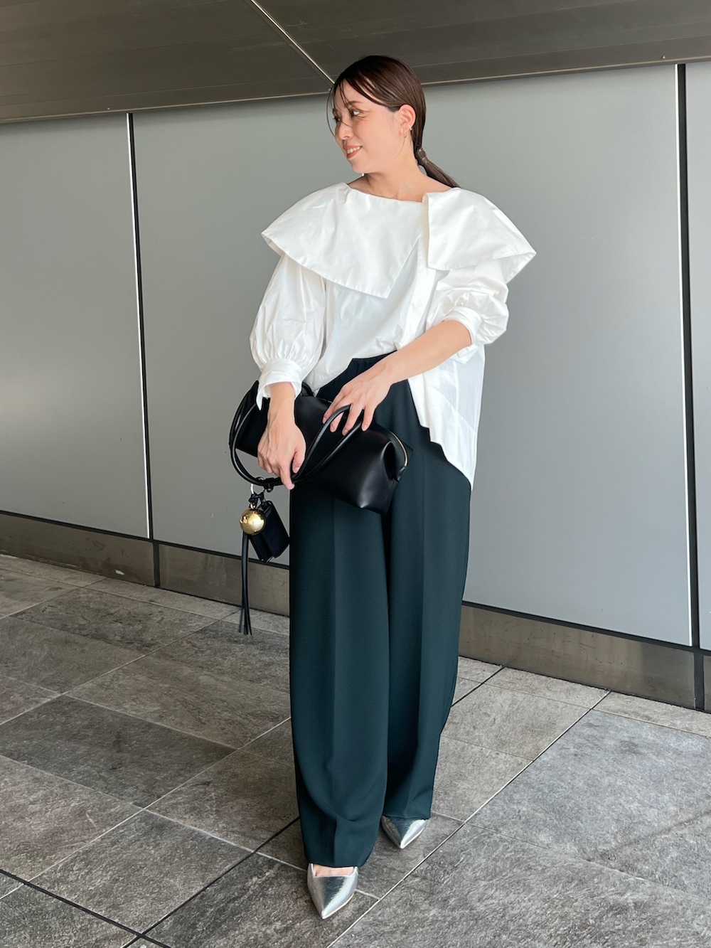ホワイト系のシャツ/ブラウス、グリーン系のその他パンツ、ブラック系のボストンバッグを着用したレディースの夏コーディネートの7枚目の写真