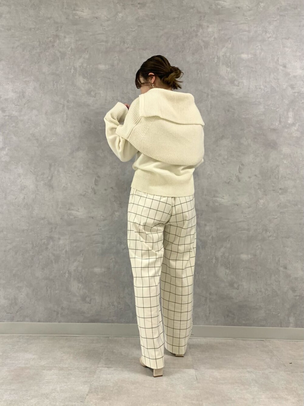 ブラウン系のショルダーバッグ、ホワイト系のニット/セーター、ホワイト系のその他パンツを着用したレディースの秋コーディネートの3枚目の写真