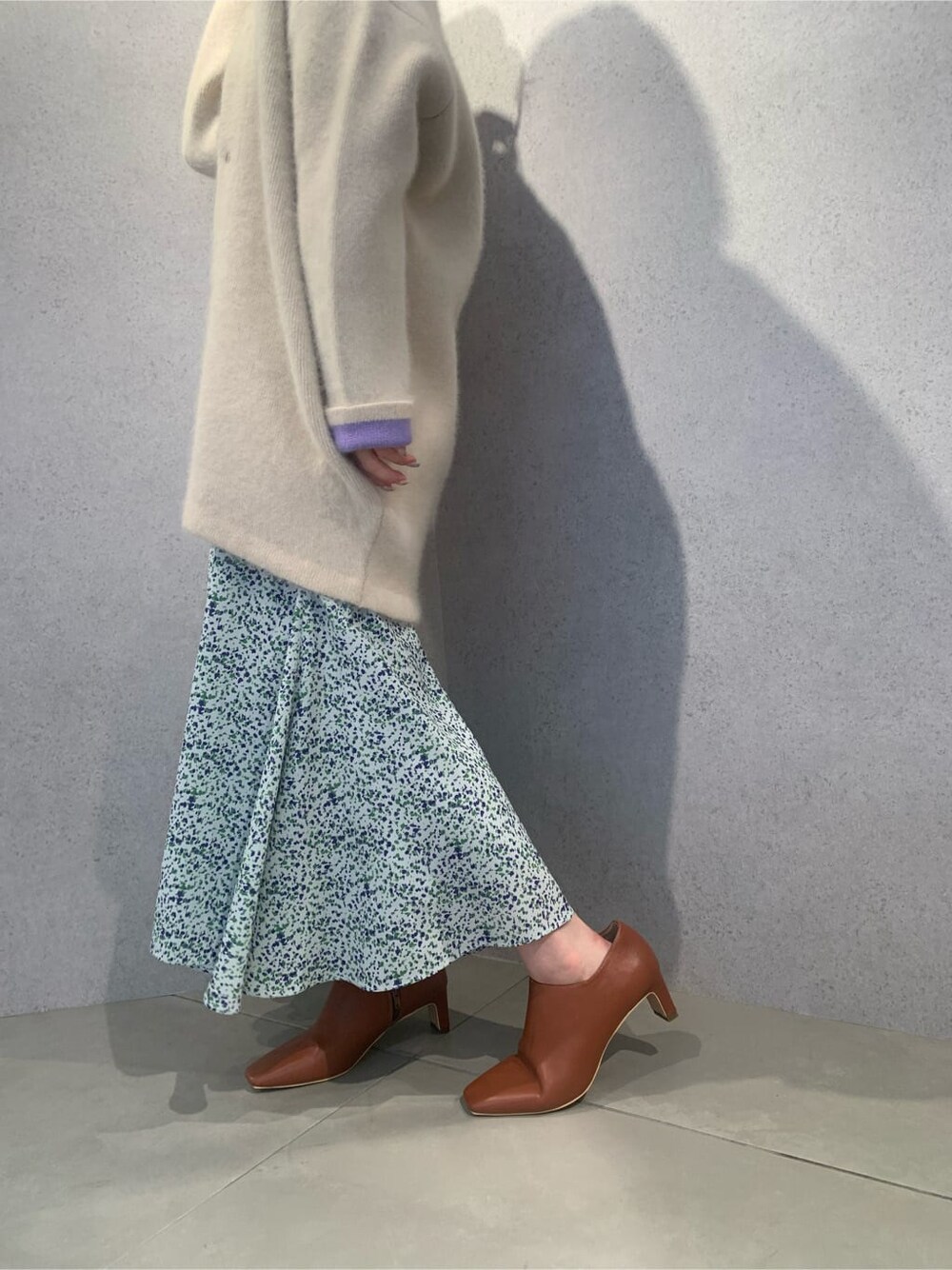 その他のワンピース、ブラウン系のブーツ、ホワイト系のカーディガン/ボレロを着用したレディースの夏コーディネートの4枚目の写真