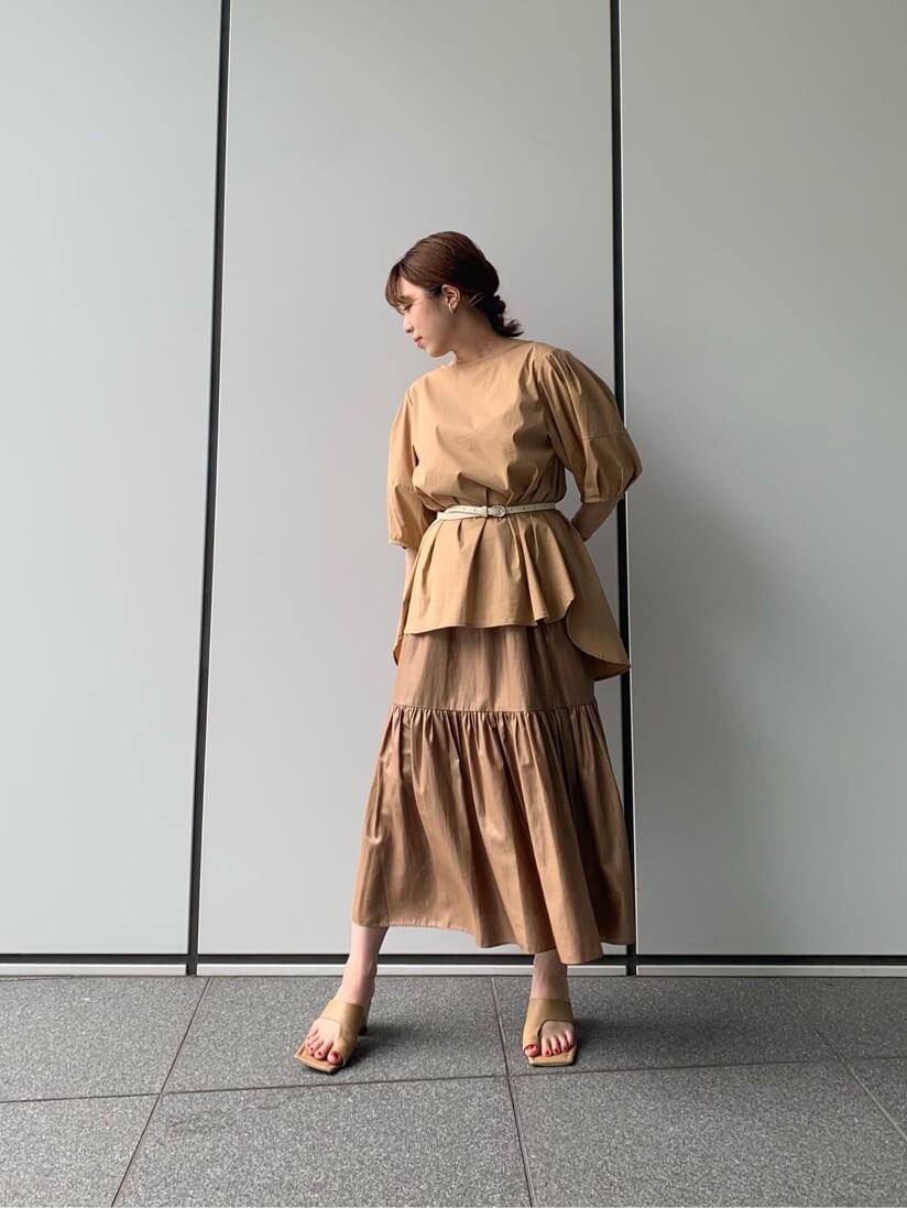 ベージュ系のシャツ/ブラウス、ベージュ系のスカートを着用したレディースの夏コーディネートの2枚目の写真