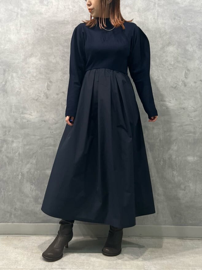 ブルー系のワンピースを着用したレディースの秋コーディネートの3枚目の写真