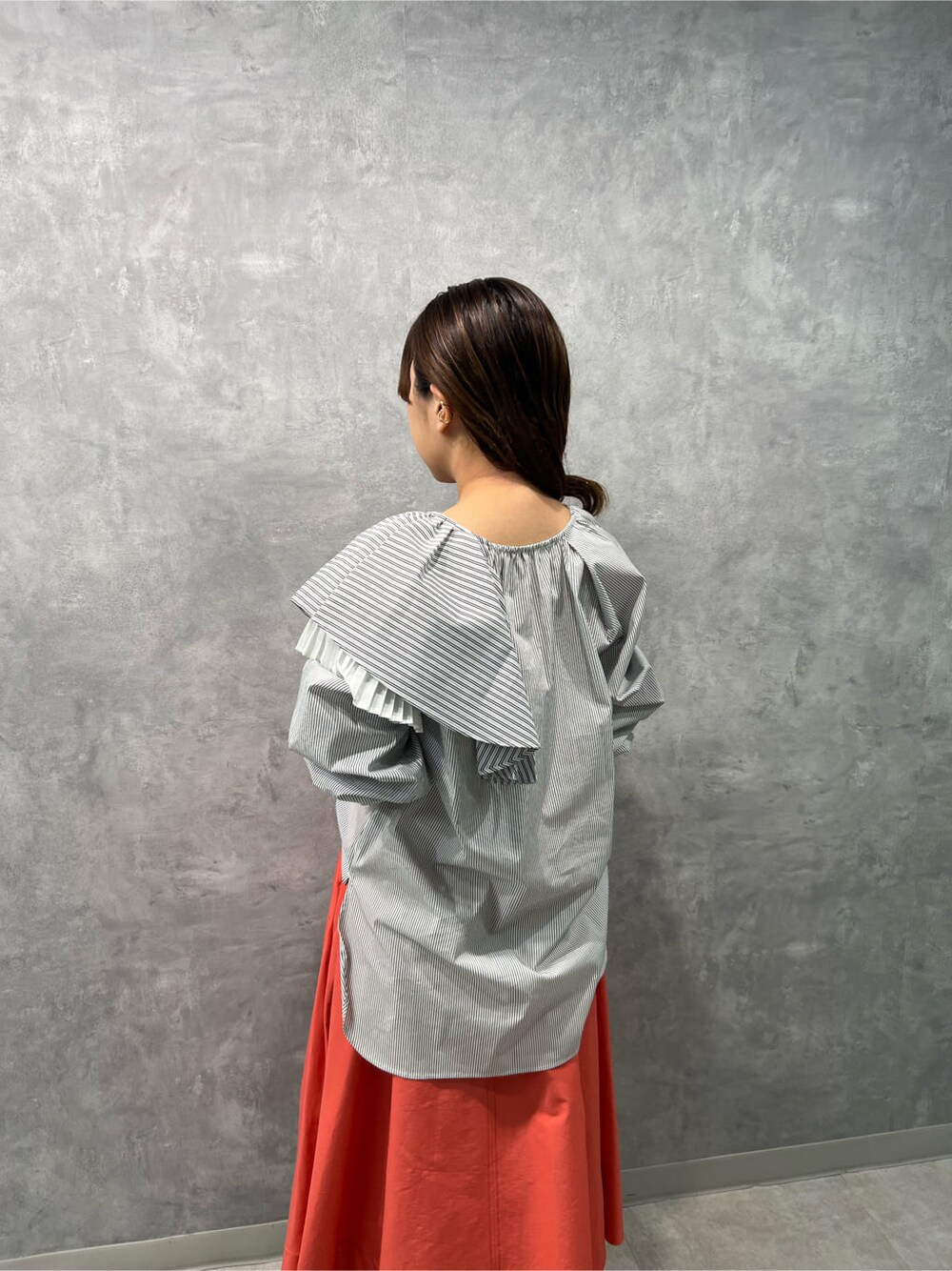 ピンク系のスカート、ホワイト系のブーツ、その他のシャツ/ブラウスを着用したレディースの冬コーディネートの5枚目の写真