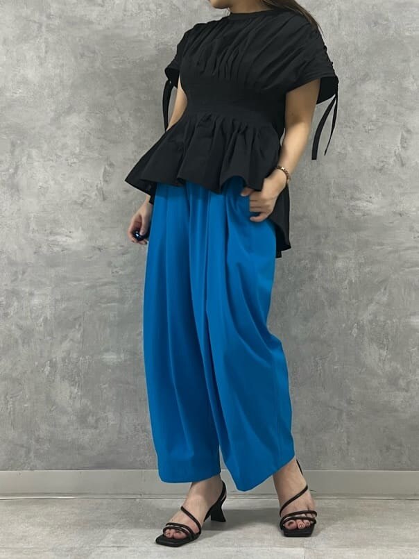 ブラック系のシャツ/ブラウス、ブラック系のサンダル、ブルー系のその他パンツを着用したレディースの夏コーディネートの3枚目の写真