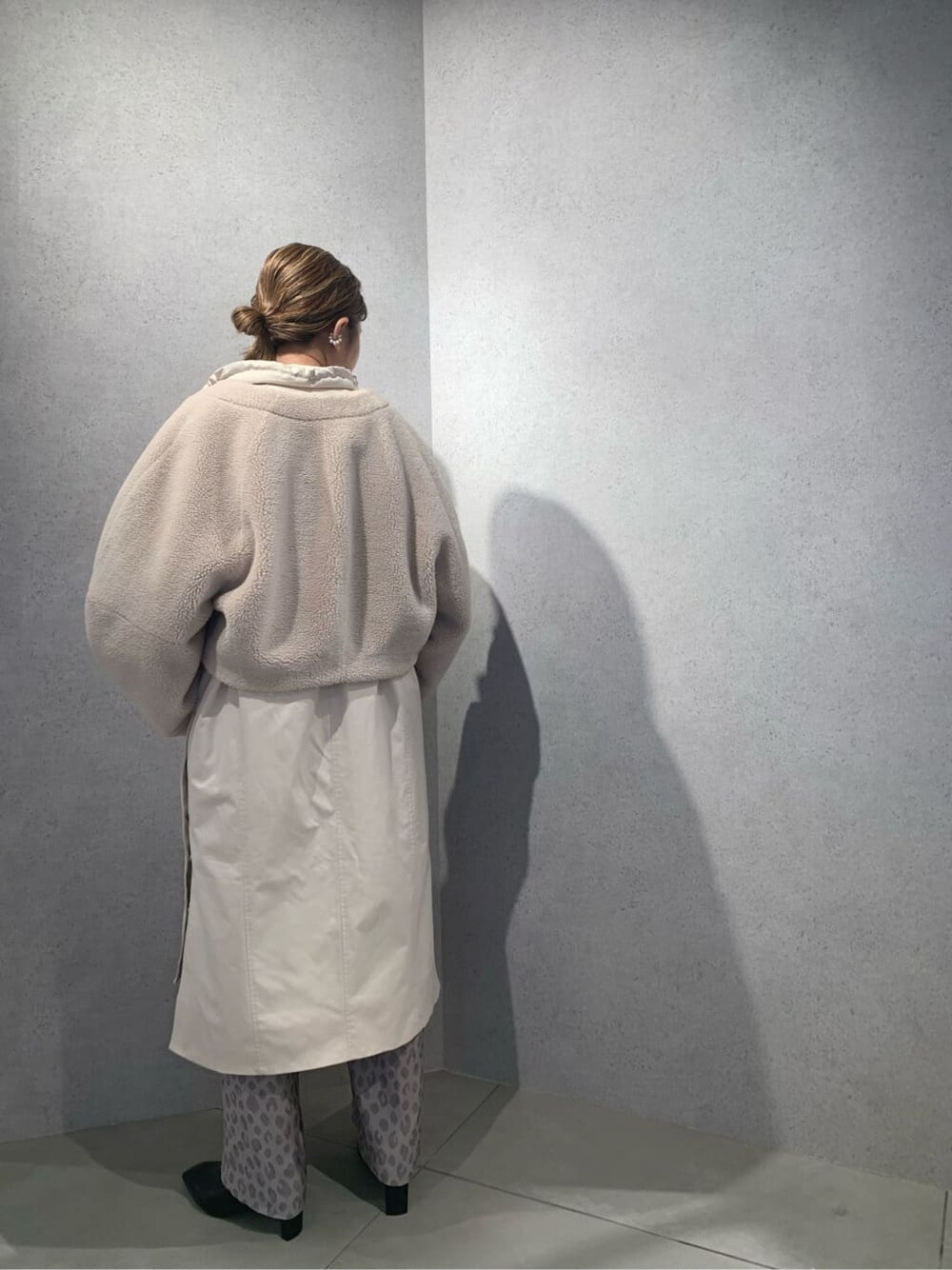 ホワイト系のモッズコート、その他のその他パンツ、ブラック系のブーツを着用したレディースの夏コーディネートの4枚目の写真