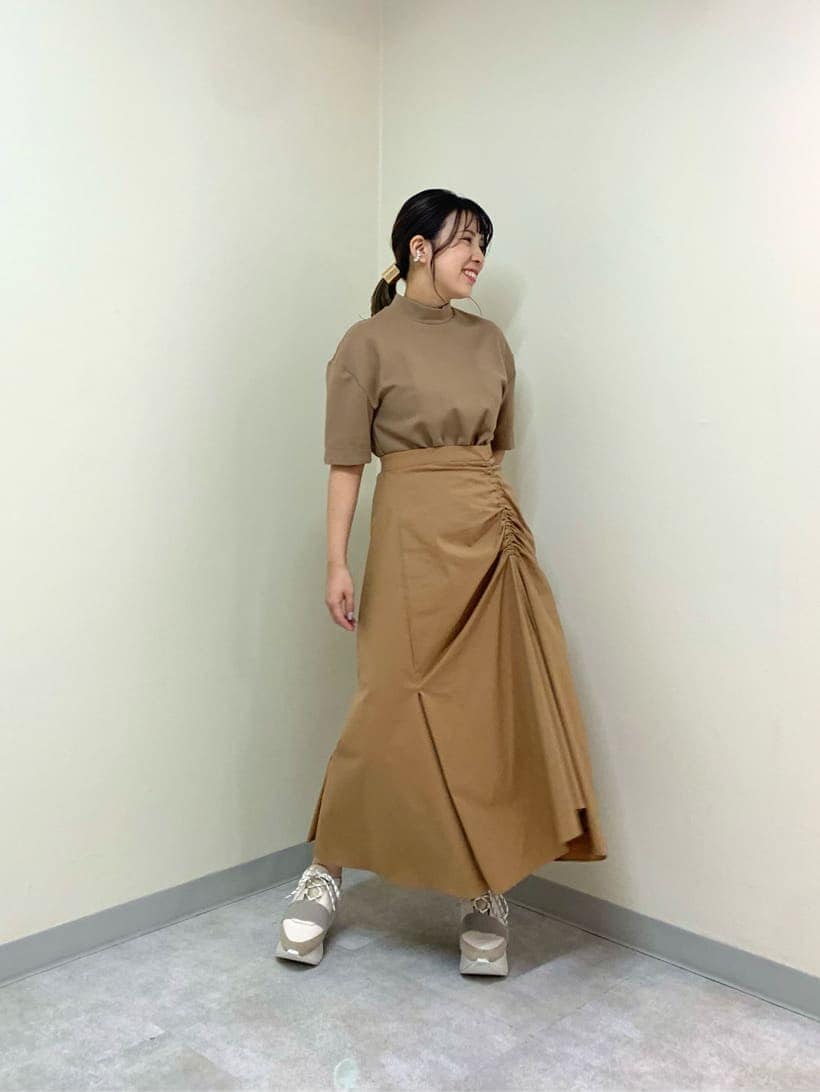 ベージュ系のワンピースを着用したレディースの夏コーディネートの5枚目の写真