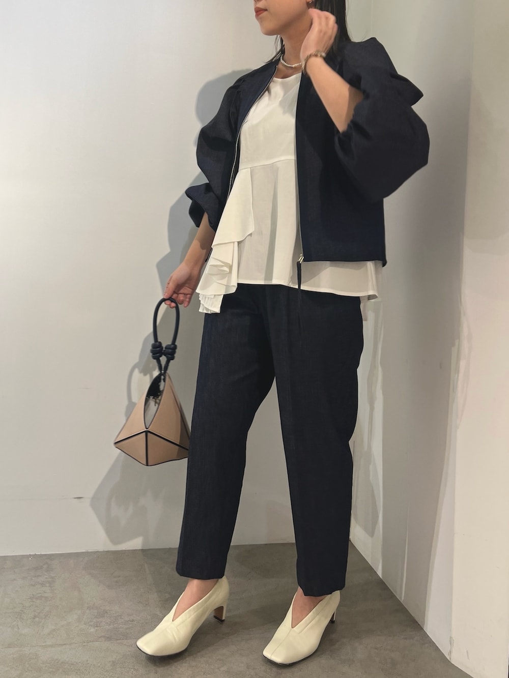 グレー系のTシャツ/カットソー、ブルー系のシャツ/ブラウス、ブルー系のその他パンツを着用したレディースの冬コーディネートの2枚目の写真