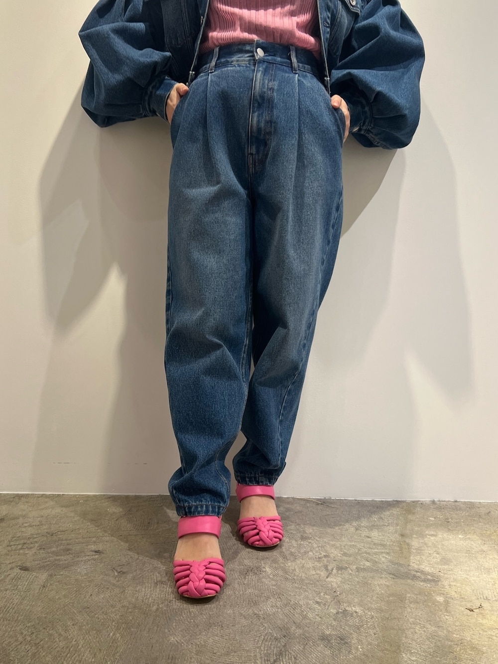 ブルー系のデニムジャケット、ブルー系のデニムパンツ、ブラック系のショルダーバッグを着用したレディースの冬コーディネートの6枚目の写真