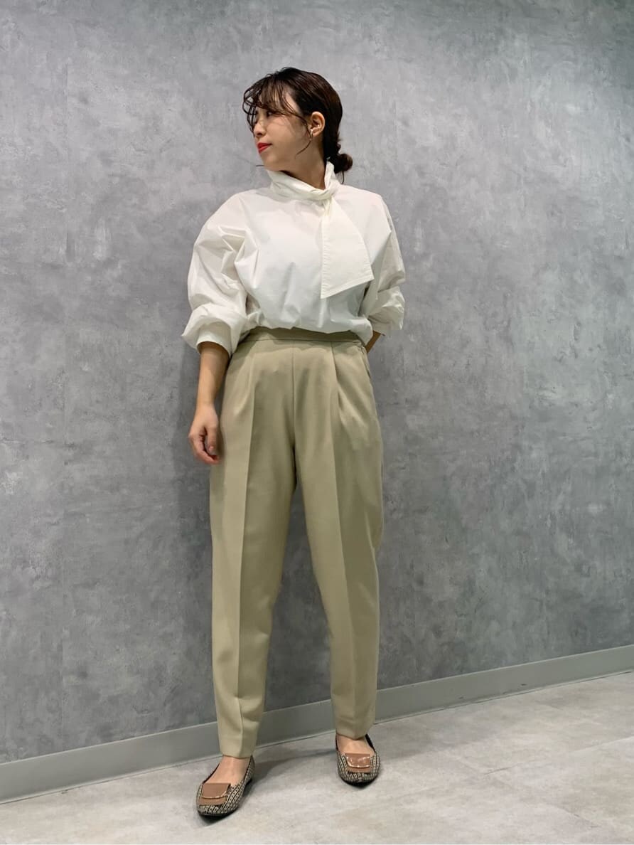 パープル系のカーディガン/ボレロ、ホワイト系のシャツ/ブラウス、ブラウン系のその他パンツを着用したレディースの秋コーディネートの4枚目の写真