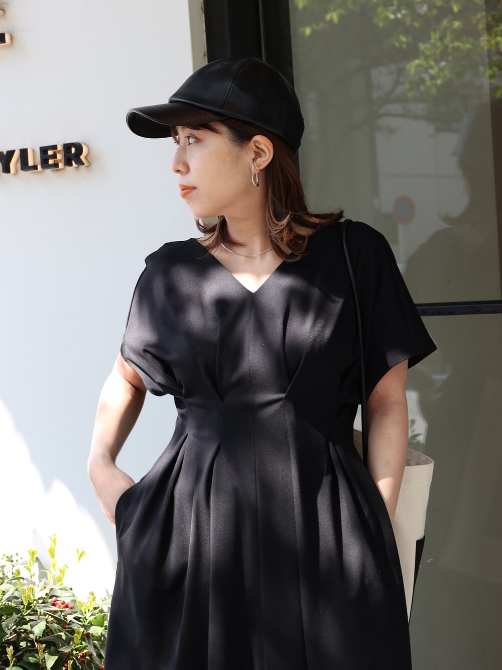 ブラック系のスニーカー、その他のトートバッグ、ブラック系のワンピースを着用したレディースの春コーディネートの3枚目の写真