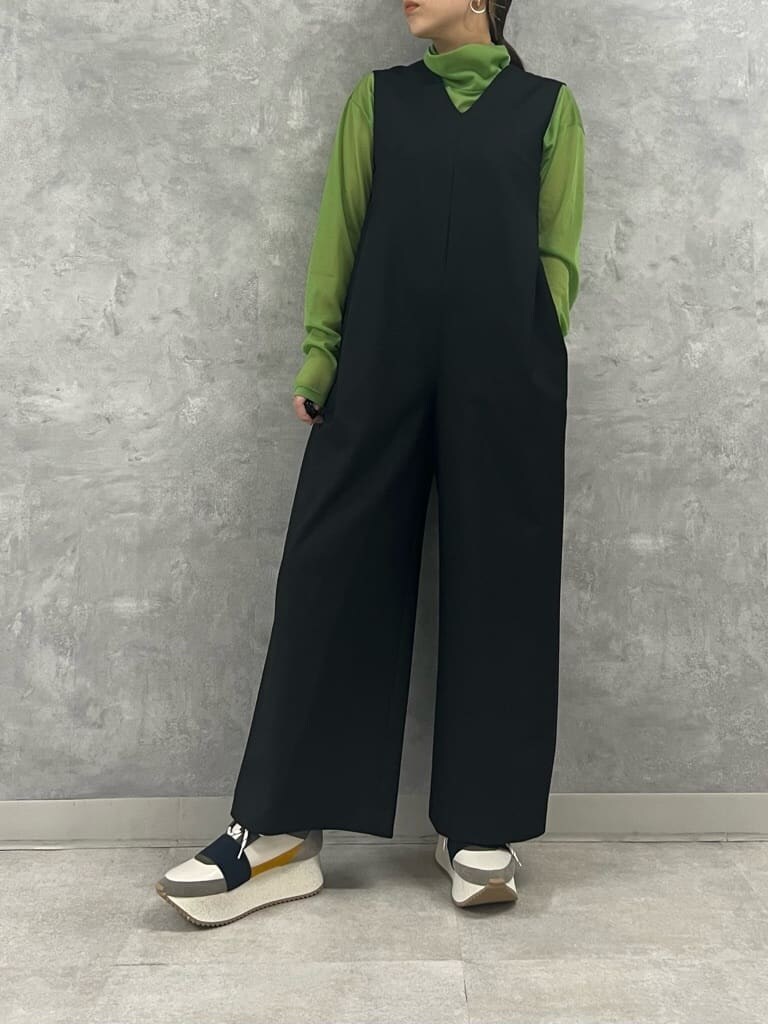 ベージュ系のスニーカー、ブラック系のつなぎ/オールインワン、グリーン系のTシャツ/カットソーを着用したレディースの夏コーディネートの5枚目の写真