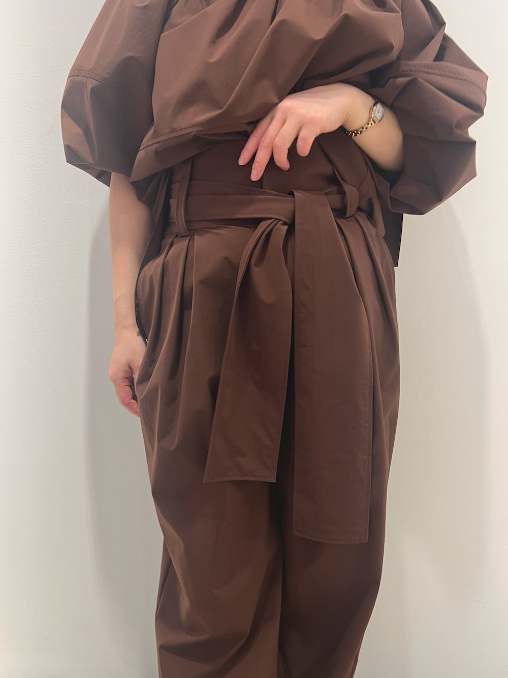 ブラウン系のシャツ/ブラウス、ブラウン系のその他パンツを着用したレディースの冬コーディネートの7枚目の写真