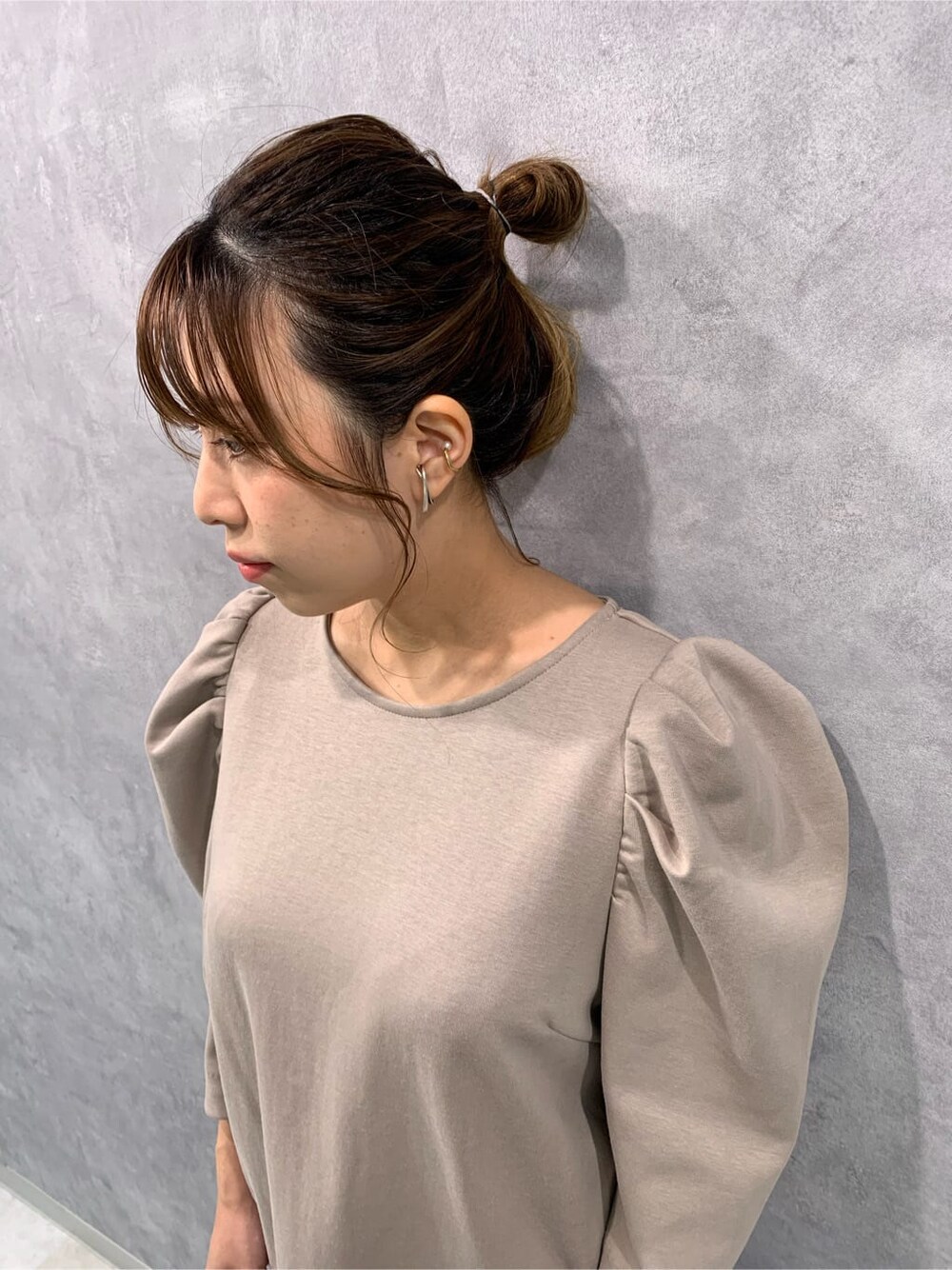 ベージュ系のワンピース、イエロー系のショルダーバッグを着用したレディースの夏コーディネートの4枚目の写真