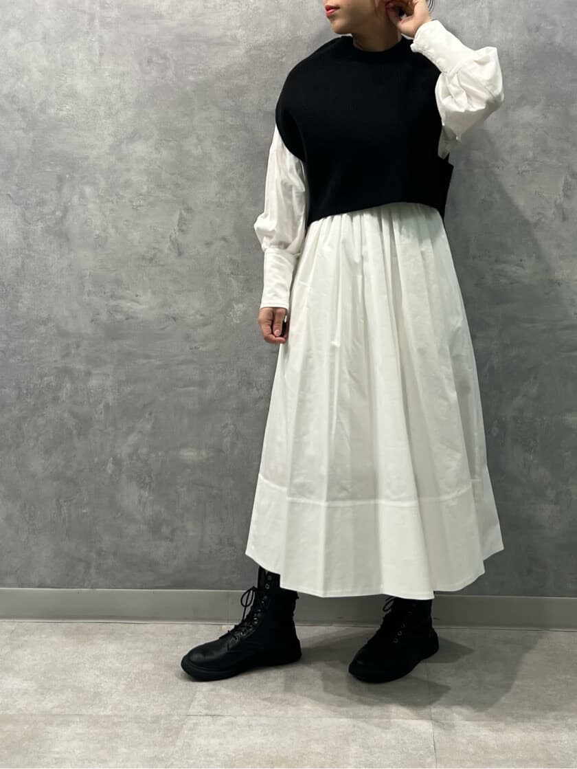 ブラック系のショルダーバッグ、ブラック系のワンピースを着用したレディースの冬コーディネートの3枚目の写真