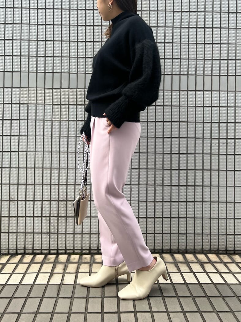 ブラック系のニット/セーター、ピンク系のその他パンツを着用したレディースの秋コーディネートの3枚目の写真