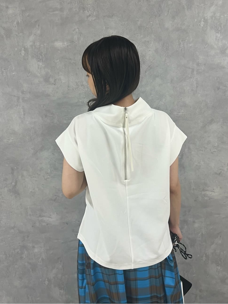 ブラック系のショルダーバッグ、ホワイト系のTシャツ/カットソー、その他のスカートを着用したレディースの夏コーディネートの3枚目の写真