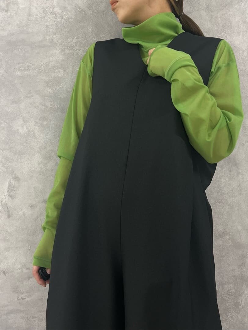 ベージュ系のスニーカー、ブラック系のつなぎ/オールインワン、グリーン系のTシャツ/カットソーを着用したレディースの夏コーディネートの4枚目の写真