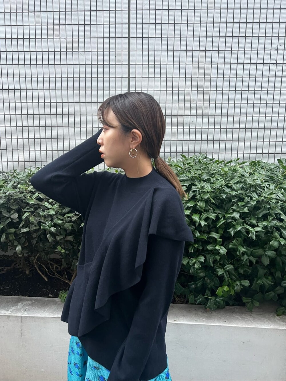 ブルー系のスカート、ブルー系のニット/セーターを着用したレディースの秋コーディネートの3枚目の写真