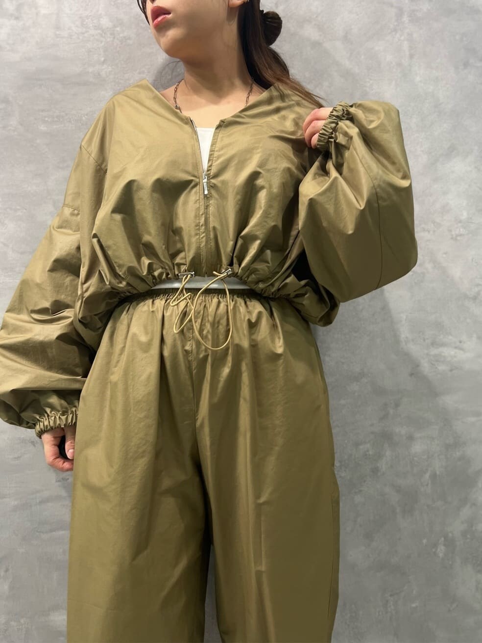 ベージュ系のその他パンツ、ホワイト系のキャミソール、ベージュ系のブルゾンを着用したレディースの春コーディネートの4枚目の写真