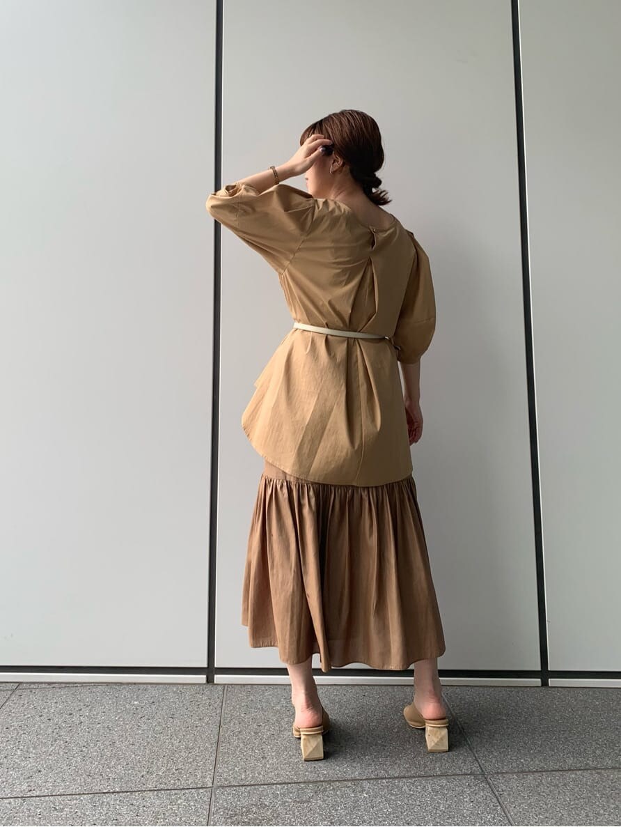 ベージュ系のシャツ/ブラウス、ベージュ系のスカートを着用したレディースの夏コーディネートの3枚目の写真