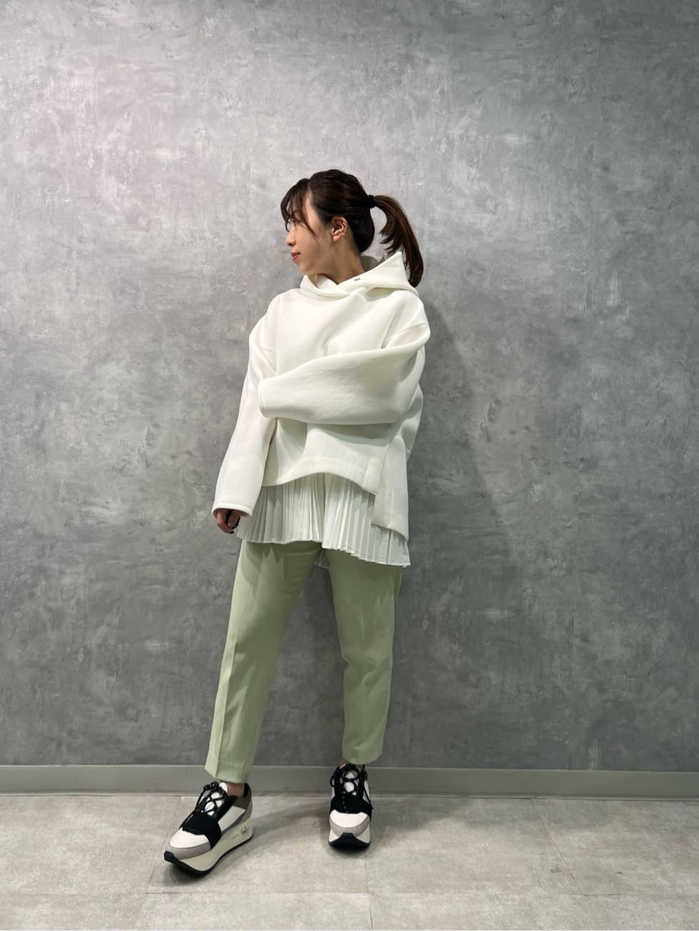 ピンク系のその他パンツ、ホワイト系のTシャツ/カットソーを着用したレディースの冬コーディネートの5枚目の写真