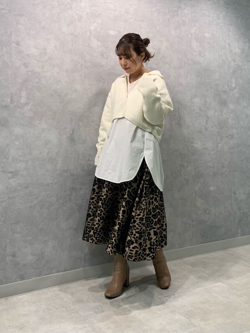 その他のスカート、ホワイト系のニット/セーターを着用したレディースの秋コーディネートの6枚目の写真