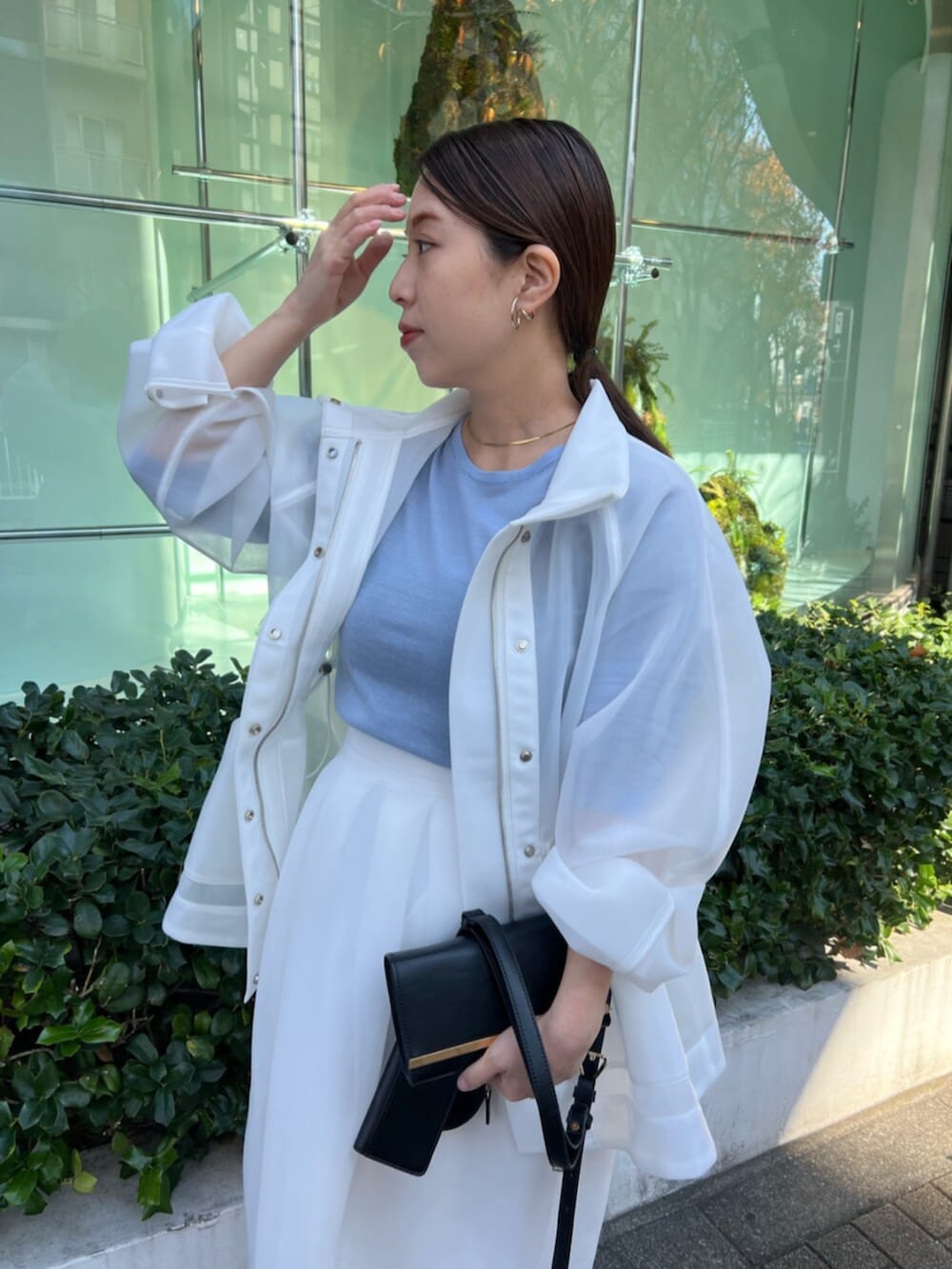 ホワイト系のその他アウター、ブルー系のニット/セーター、ホワイト系のスカートを着用したレディースの秋コーディネートの5枚目の写真