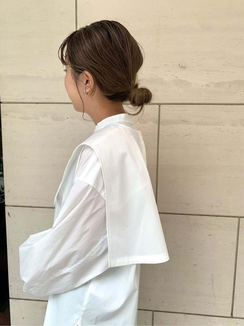 ベージュ系のサンダル、ホワイト系のシャツ/ブラウスを着用したレディースの夏コーディネートの2枚目の写真