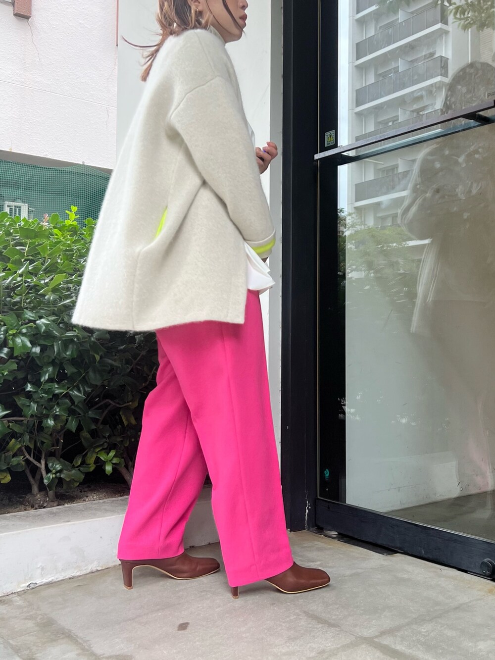 ホワイト系のニット/セーター、ピンク系のその他パンツ、ブラウン系のブーツを着用したレディースの冬コーディネートの6枚目の写真