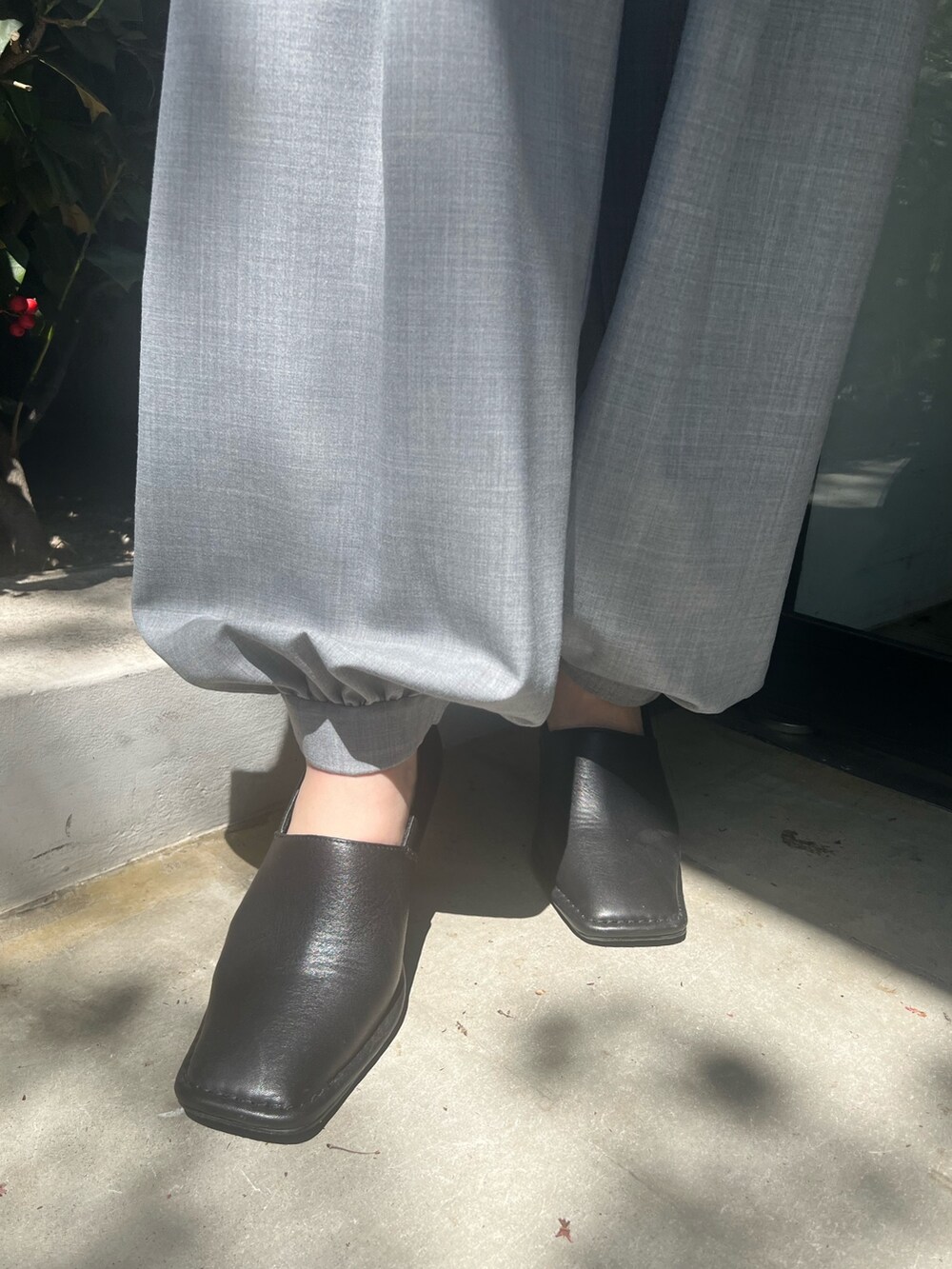 グレー系のテーラードジャケット、グレー系のスラックス、ブラック系のパンプスを着用したレディースの春コーディネートの6枚目の写真