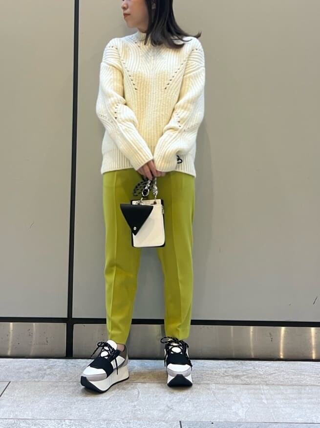 グリーン系のその他パンツ、ブラック系のショルダーバッグ、ホワイト系のニット/セーターを着用したレディースの秋コーディネートの3枚目の写真