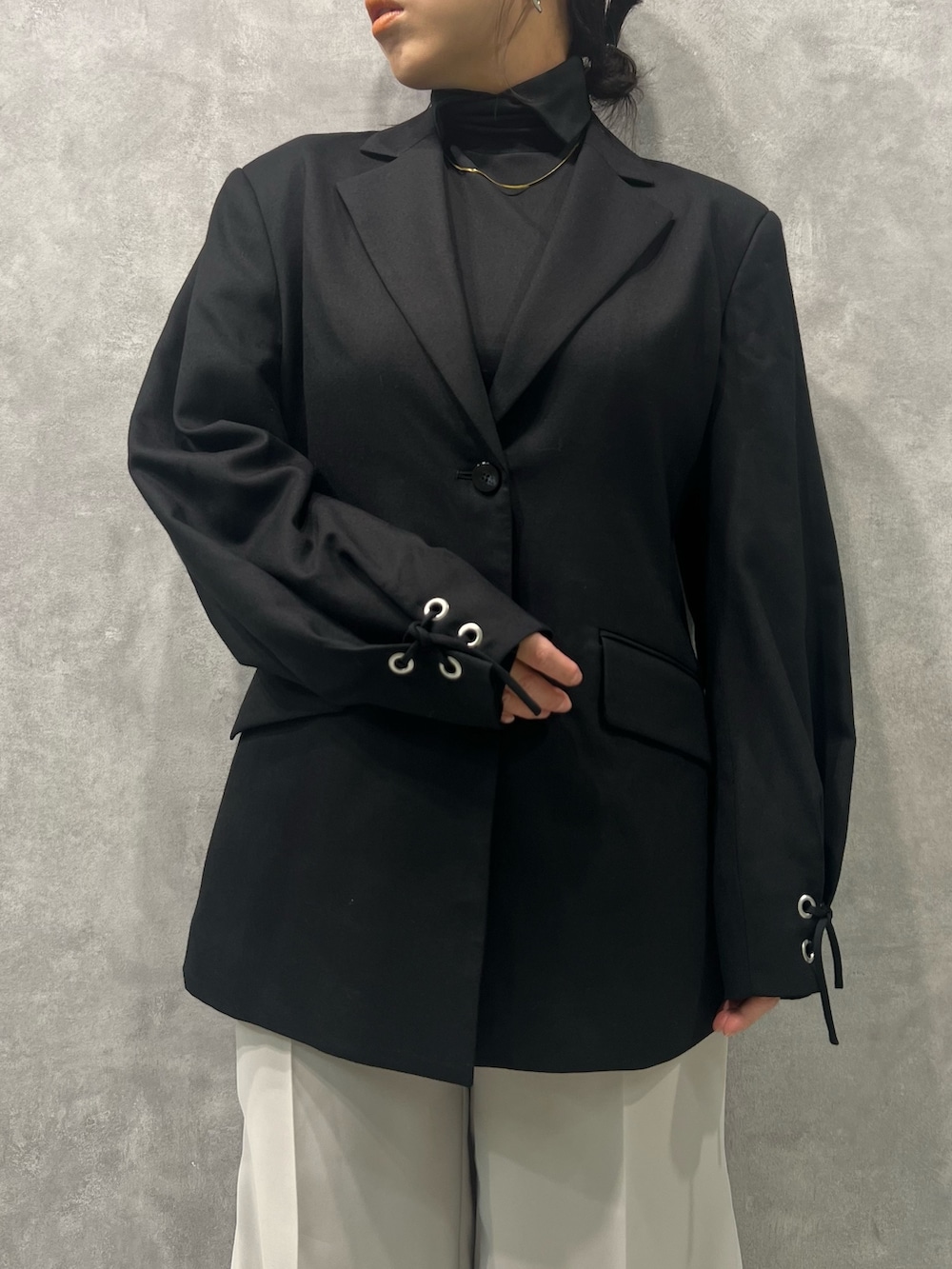 グレー系のその他パンツ、ブラック系のTシャツ/カットソー、ブラック系のテーラードジャケットを着用したレディースの春コーディネートの3枚目の写真
