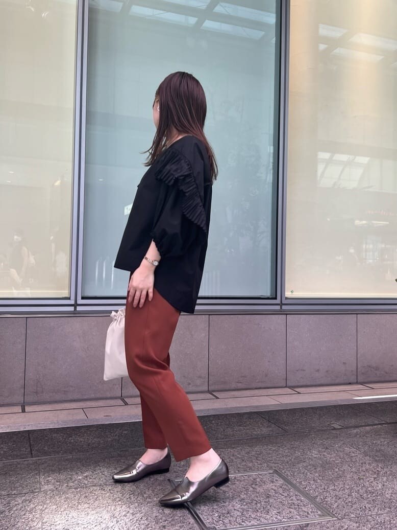 ブラック系のシャツ/ブラウス、ブラウン系のその他パンツを着用したレディースの夏コーディネートの5枚目の写真