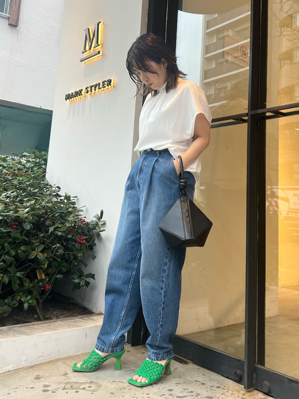 ホワイト系のシャツ/ブラウス、ブルー系のデニムパンツ、グリーン系のサンダルを着用したレディースの冬コーディネートの6枚目の写真