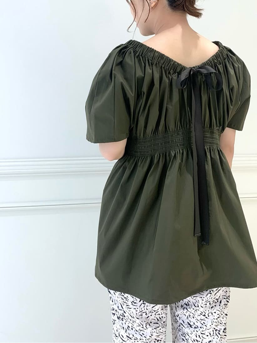 ブラック系のその他パンツ、ベージュ系のシャツ/ブラウスを着用したレディースの夏コーディネートの4枚目の写真