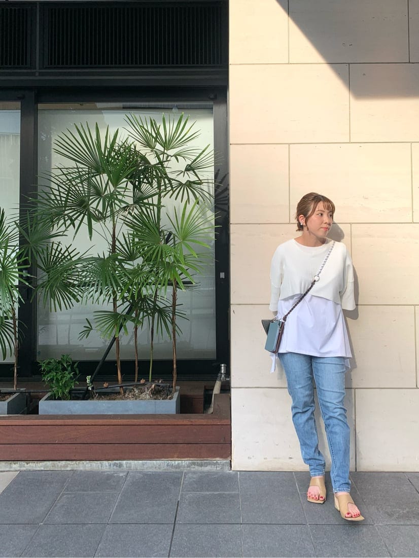 ブルー系のデニムパンツ、ホワイト系のTシャツ/カットソー、ベージュ系のサンダルを着用したレディースの夏コーディネートの6枚目の写真