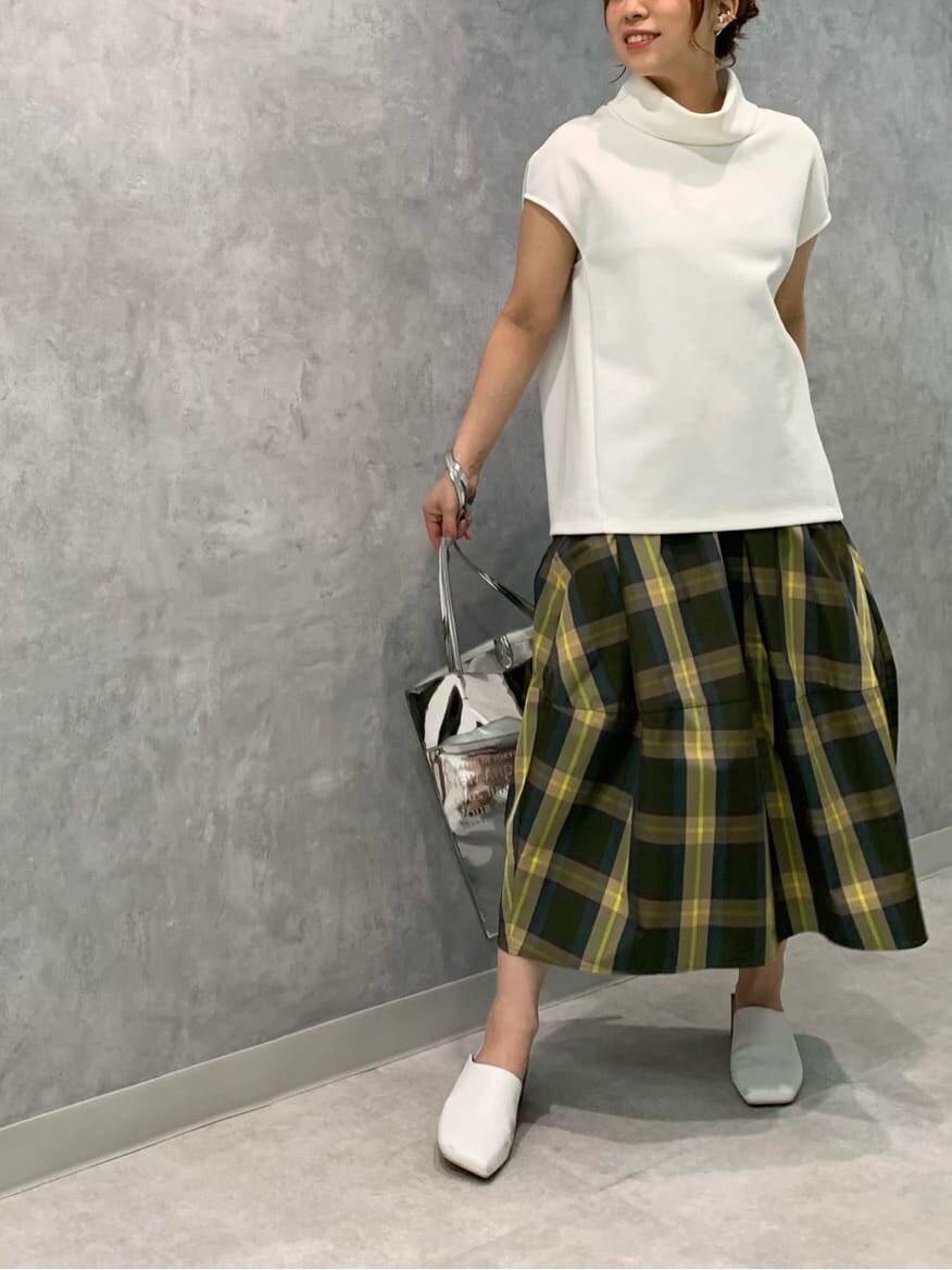 その他のスカート、ホワイト系のTシャツ/カットソー、ホワイト系のサンダルを着用したレディースの夏コーディネートの2枚目の写真