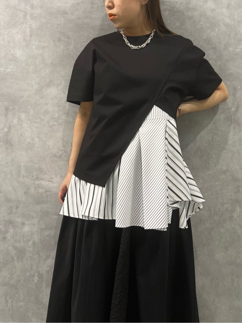 ブラック系のスカート、その他のTシャツ/カットソーを着用したレディースの春コーディネートの5枚目の写真