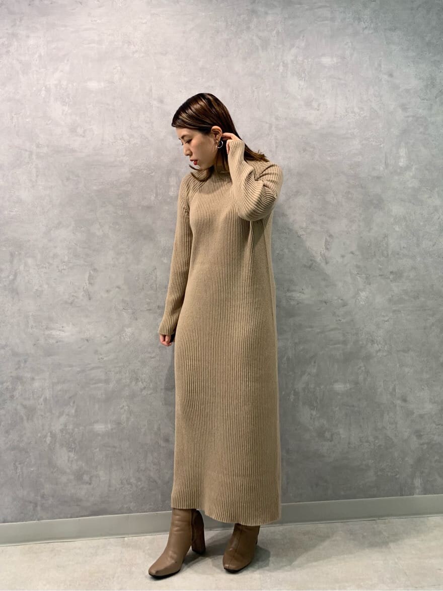 ベージュ系のワンピースを着用したレディースの秋コーディネートの5枚目の写真