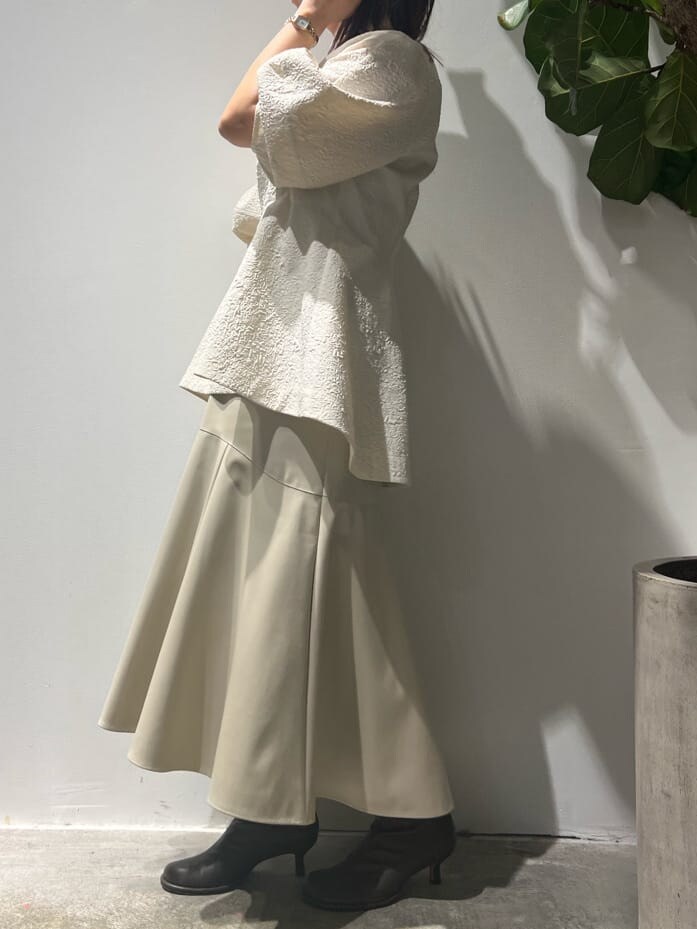 ベージュ系のスカート、ブラウン系のシャツ/ブラウスを着用したレディースの夏コーディネートの3枚目の写真