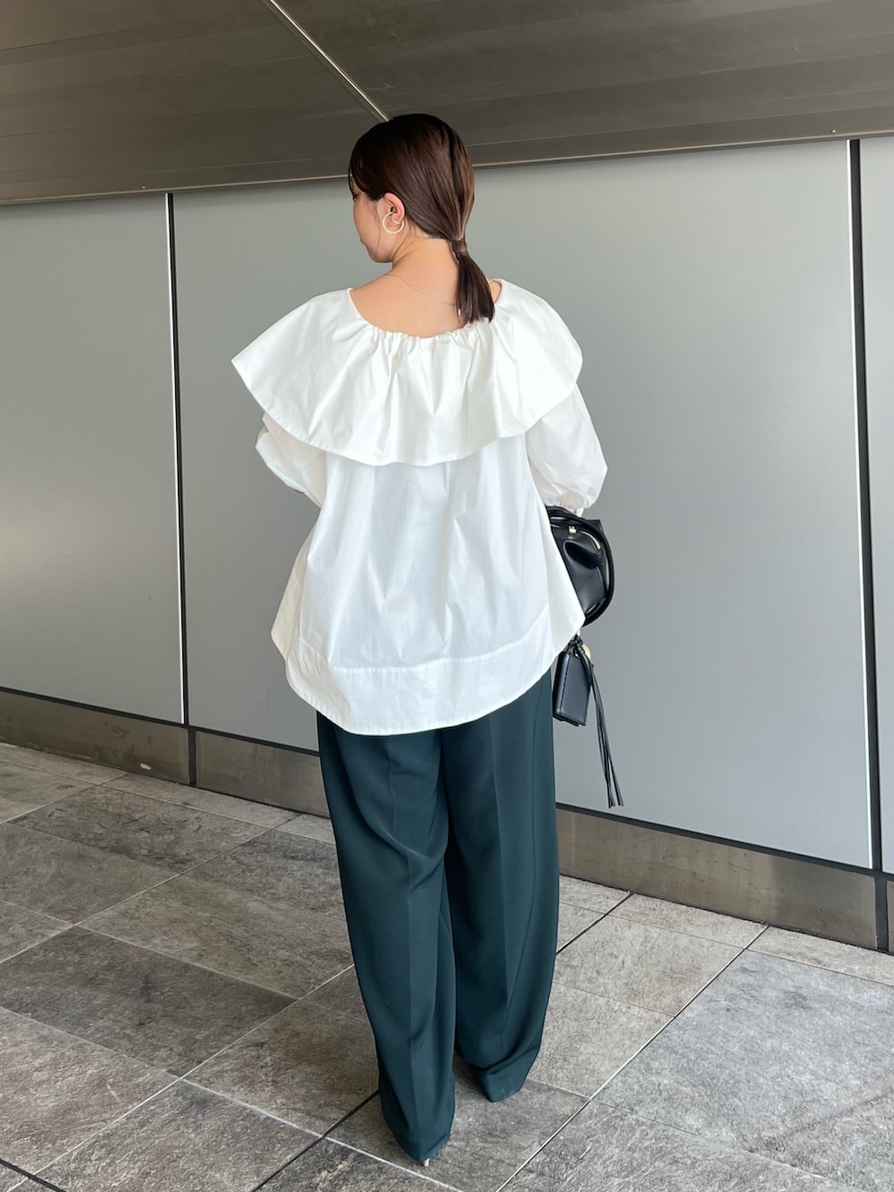 ホワイト系のシャツ/ブラウス、グリーン系のその他パンツ、ブラック系のボストンバッグを着用したレディースの夏コーディネートの8枚目の写真