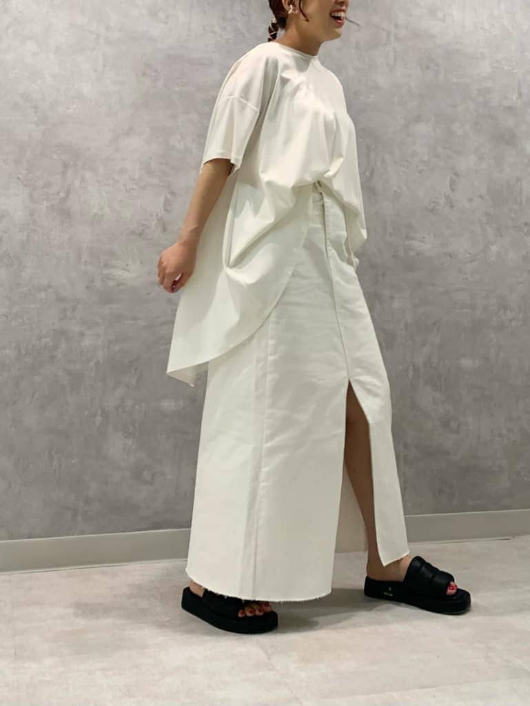 ブラック系のハンドバッグ、ホワイト系のデニムスカート、ブラック系のサンダルを着用したレディースの夏コーディネートの4枚目の写真