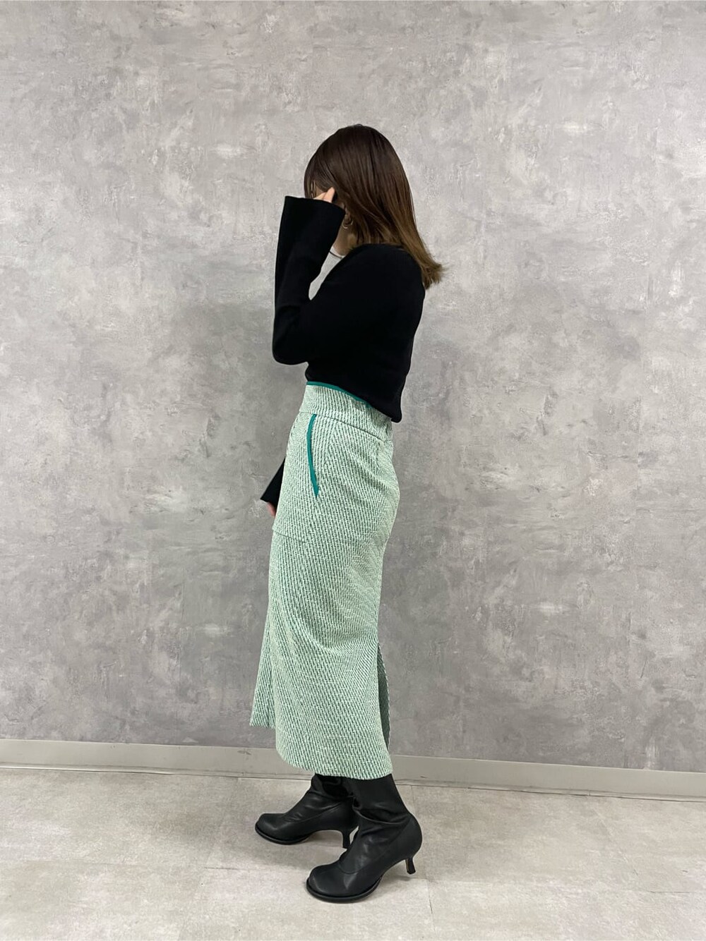 ブラック系のニット/セーター、その他のスカート、グリーン系のストール/ショールを着用したレディースの秋コーディネートの5枚目の写真