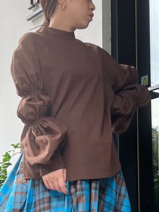 その他のスカート、ブラウン系のシャツ/ブラウス、ブラウン系のブーツを着用したレディースの夏コーディネートの4枚目の写真