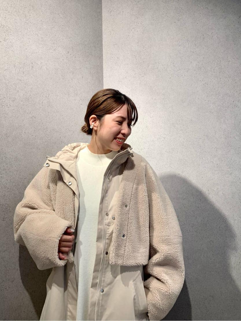 ホワイト系のモッズコート、その他のその他パンツ、ブラック系のブーツを着用したレディースの夏コーディネートの3枚目の写真