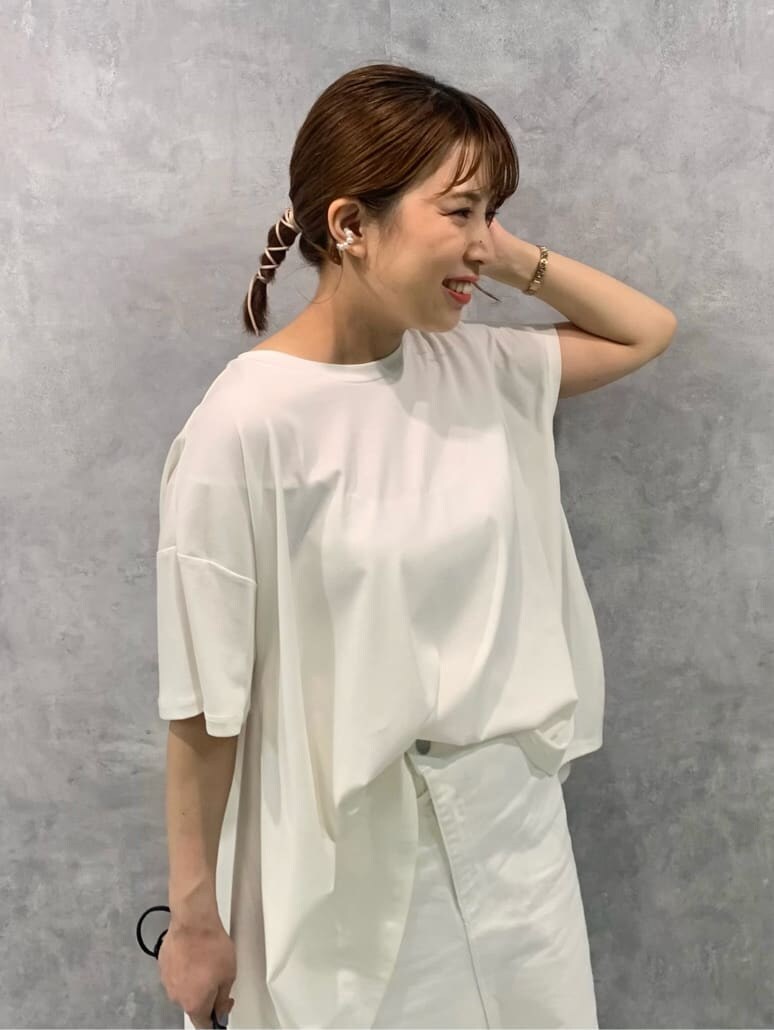 ブラック系のハンドバッグ、ホワイト系のデニムスカート、ブラック系のサンダルを着用したレディースの夏コーディネートの2枚目の写真