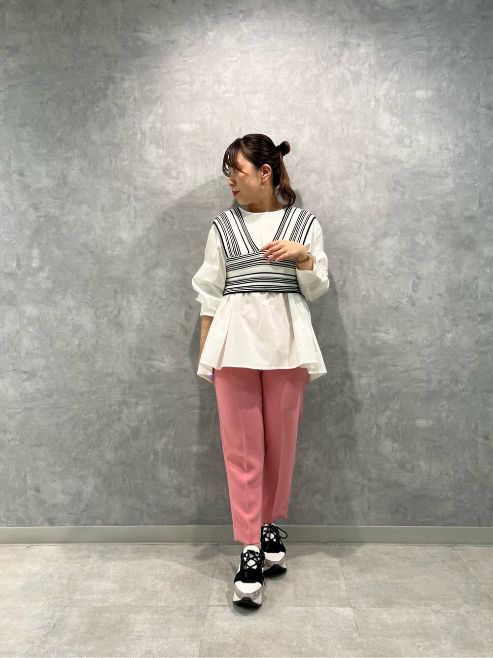 その他のニット/セーター、ピンク系のその他パンツ、ブルー系のスニーカーを着用したレディースの春コーディネートの4枚目の写真