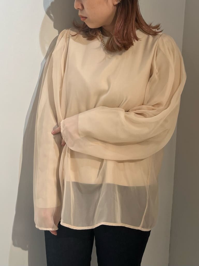 ブルー系のデニムパンツ、ベージュ系のショルダーバッグ、ブラウン系のニット/セーターを着用したレディースの秋コーディネートの4枚目の写真