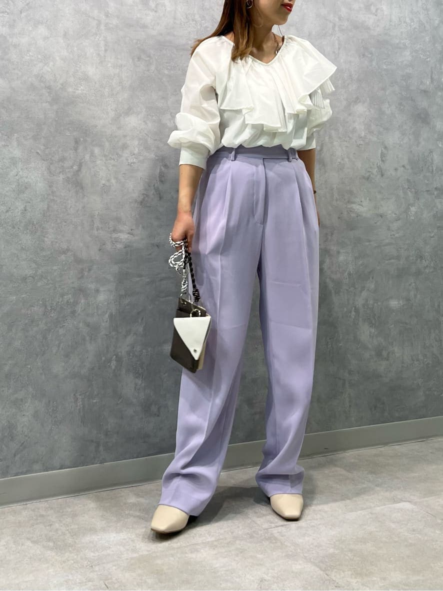 ホワイト系のブーツ、パープル系のその他パンツ、ベージュ系のショルダーバッグを着用したレディースの冬コーディネートの4枚目の写真